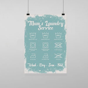 Puede incluir: Un cartel de guía de cuidado de la ropa de estilo vintage con fondo azul verdoso y texto blanco. El cartel presenta iconos para diferentes temperaturas de lavado, secado y planchado, así como un título "Servicio de lavandería de mamá". El texto en la parte inferior dice "Lavar - Secar - Planchar - Doblar".
