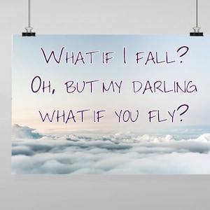 Puede incluir: Un póster con el texto "WHAT IF I FALL? Oh, BUT MY DARLING WHAT IF YOU FLY?" en escritura morada. El fondo muestra un cielo nublado con un degradado de colores, de azul claro a naranja.
