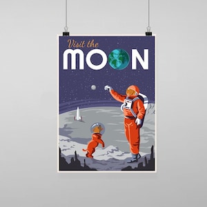 Puede incluir: Un póster de estilo vintage con el texto "Visit the MOON" en letras blancas sobre un fondo azul. Un astronauta con un traje espacial naranja está en la luna con un perro con un traje espacial. El astronauta está lanzando una pelota y el perro está mirando la pelota. La Tierra es visible en el fondo.