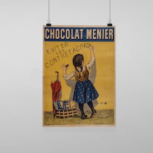Puede incluir: Un anuncio vintage de Chocolat Menier con una niña escribiendo "Eviter les contrefaçons" en una pared amarilla. La niña lleva un vestido de lunares azules y blancos y un jersey marrón. El anuncio está ambientado en un entorno rural con una cesta de tabletas de chocolate y un paraguas en primer plano.