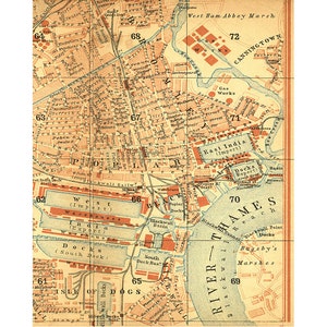 Puede incluir: Un mapa vintage de la zona de Isle of Dogs en Londres, Inglaterra. El mapa muestra los muelles, el río Támesis y las calles circundantes. El mapa es de color marrón claro con acentos rojos y azules.
