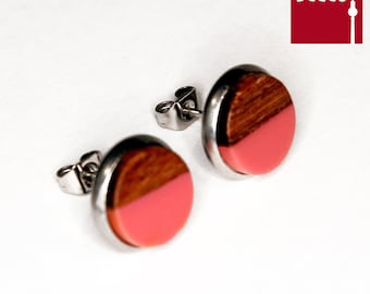 Small wooden stud earrings in pink 12 mm