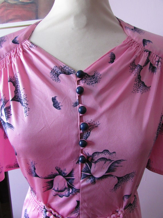 1990s does 1940s pink & navy floral day dress wit… - image 3