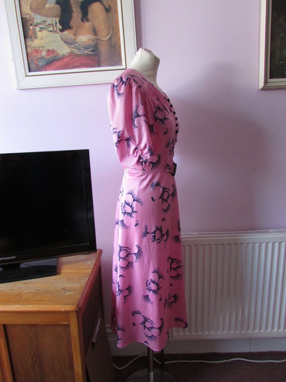 1990s does 1940s pink & navy floral day dress wit… - image 6