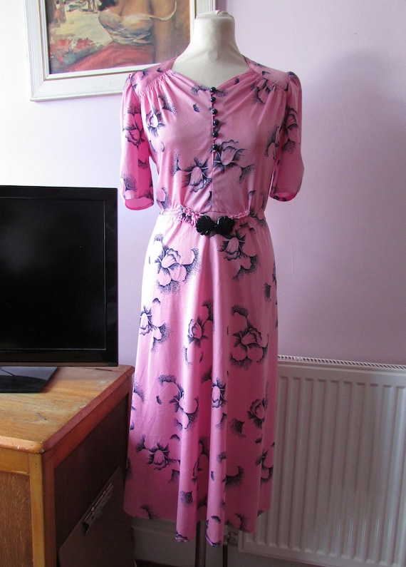 1990s does 1940s pink & navy floral day dress wit… - image 1