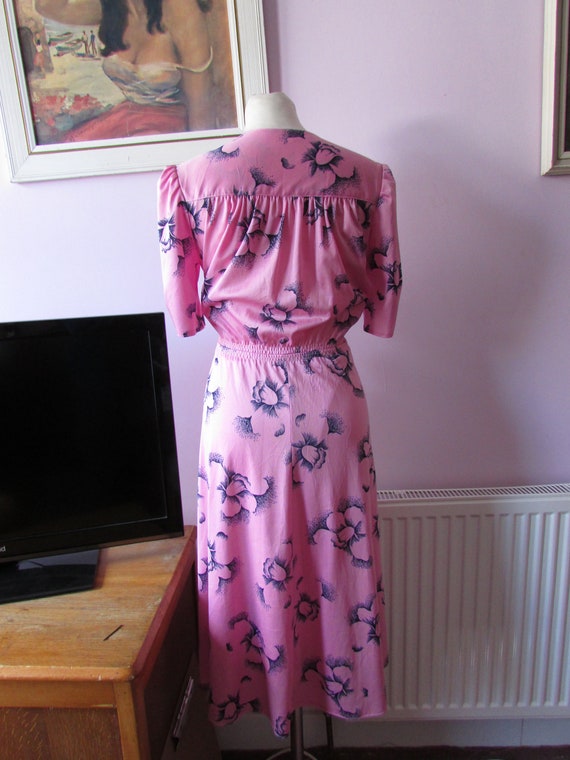 1990s does 1940s pink & navy floral day dress wit… - image 9