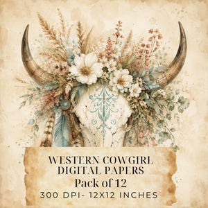 Op de afbeelding: Een digitale illustratie van een stierenschedel versierd met witte bloemen, gedroogd gras en veren, met blauwe decoratieve patronen. De tekst luidt: WESTERN COWGIRL DIGITAL PAPERS, Pack of 12, 300 DPI- 12X12 INCHES, op een perkamenten achtergrond.