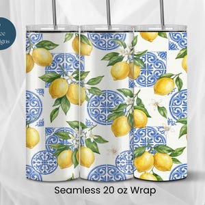 Può includere: Tre bicchieri in acciaio inossidabile con un design senza cuciture con limoni, fiori bianchi e foglie verdi su sfondo bianco con motivi a piastrelle blu. Il testo "Seamless 20 oz Wrap" è in basso.