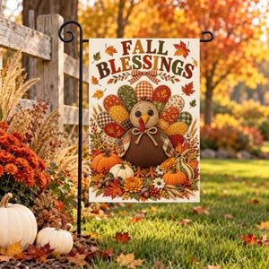 Peut inclure: Un drapeau de jardin rectangulaire portant l'inscription FALL BLESSINGS en lettres brunes et vertes. Le motif présente un dindon central avec une queue en patchwork, entouré de citrouilles orange, de fleurs jaunes et de feuilles d'automne.