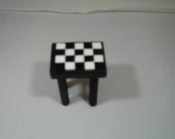 Table de carrelage noir et blanc min