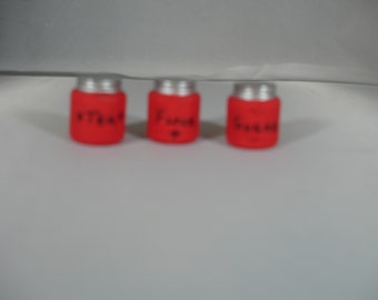 Mini bidons en bois rouge - Ensemble de trois