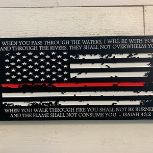 K&ouml;nnte beinhalten: Eine verwitterte amerikanische Flagge in Schwarzwei&szlig; mit einer roten Linie, einem d&uuml;nnen roten Streifen und einem wei&szlig;en Text&uuml;berlagerung. Der Text lautet: "WHEN YOU PASS THROUGH THE WATERS, I WILL BE WITH YOU; AND THROUGH THE RIVERS, THEY SHALL NOT OVERWHELM YOU WHEN YOU WALK THROUGH FIRE YOU SHALL NOT BE BURNED, AND THE FLAME SHALL NOT CONSUME YOU. - ISAIAH 43:2"