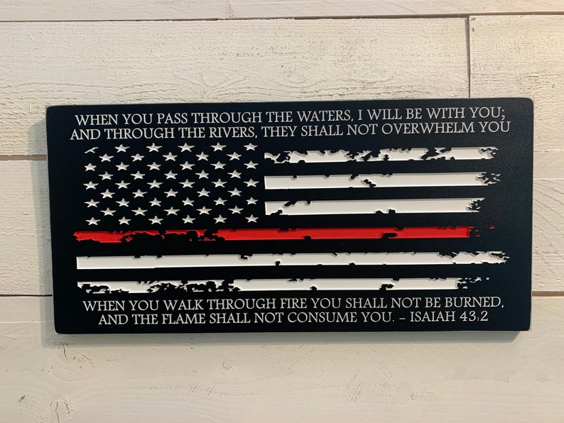 K&ouml;nnte beinhalten: Eine verwitterte amerikanische Flagge in Schwarzwei&szlig; mit einer roten Linie, einem d&uuml;nnen roten Streifen und einem wei&szlig;en Text&uuml;berlagerung. Der Text lautet: "WHEN YOU PASS THROUGH THE WATERS, I WILL BE WITH YOU; AND THROUGH THE RIVERS, THEY SHALL NOT OVERWHELM YOU WHEN YOU WALK THROUGH FIRE YOU SHALL NOT BE BURNED, AND THE FLAME SHALL NOT CONSUME YOU. - ISAIAH 43:2"