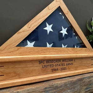 Vitrina de banderas con soporte incorporado, compatible con banderas de entierro militar de EE. UU., banderas de 5 pies x 9,5 pies, personalización grabada