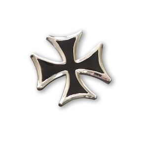 Peut inclure: Une épingle en forme de croix de fer noire avec une bordure argentée. La croix est un symbole religieux.