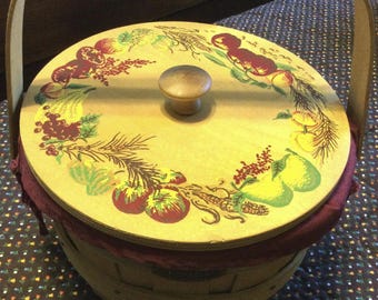 Peterboro Basket Co. Panier musical en bois doublé, 150e anniversaire.