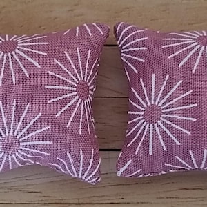 Coussins roses en tissu imprimé maison de poupée à l&#39;échelle 1/12