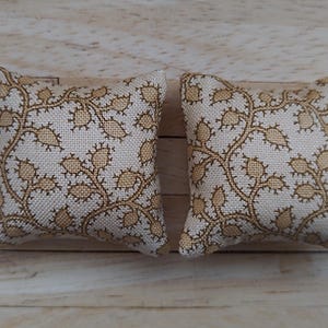 Vintage Gold Blumenmuster Puppenhaus Kissen in 1/12