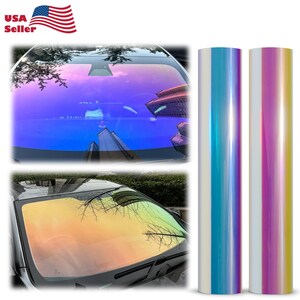 Pu&ograve; includere: Rotoli di pellicola oscurante per vetri auto iridescenti. L'immagine mostra un parabrezza con una tinta viola e blu, e un altro con una tinta gialla e arancione. Due rotoli di pellicola sono mostrati con un colore blu, bianco e turchese e un colore rosa, bianco e giallo.