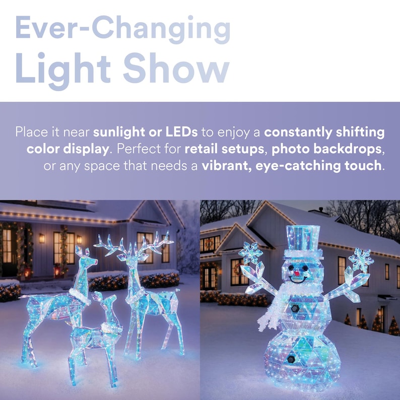 Pu&ograve; includere: L'immagine mostra un 'Ever-Changing Light Show' con renne e un pupazzo di neve illuminati. Il testo invita a posizionarli vicino alla luce solare o ai LED per un display cromatico. Ideale per allestimenti retail o sfondi fotografici.