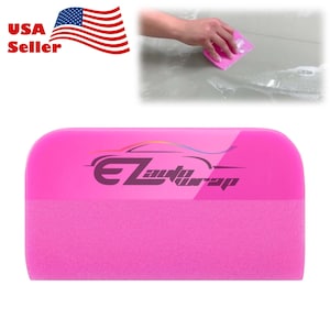 Puede incluir: Rasqueta rosa con un borde firme y liso y una almohadilla de espuma suave y texturizada. La rasqueta está diseñada para aplicar envolturas y calcomanías de vinilo a los vehículos.