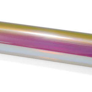 Pu&ograve; includere: Un rotolo di pellicola in vinile iridescente. Il film cambia dal giallo al rosa e al bianco, creando un effetto scintillante. Il materiale &egrave; arrotolato, mostrando una superficie liscia e riflettente. Ideale per progetti di artigianato e decorazione.