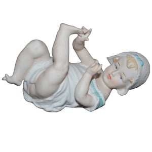 Vintage porseleinen biscuit-piano babymeisje met motorkap