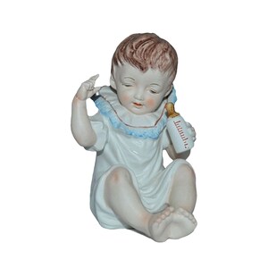 Vintage porseleinen bisque piano babyjongen beeldje genummerd kind met fles in jurk met ruches