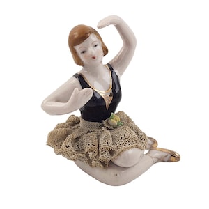 Jupe en dentelle de Dresde, ballerine assise Bathing Beauty en biscuit de porcelaine
