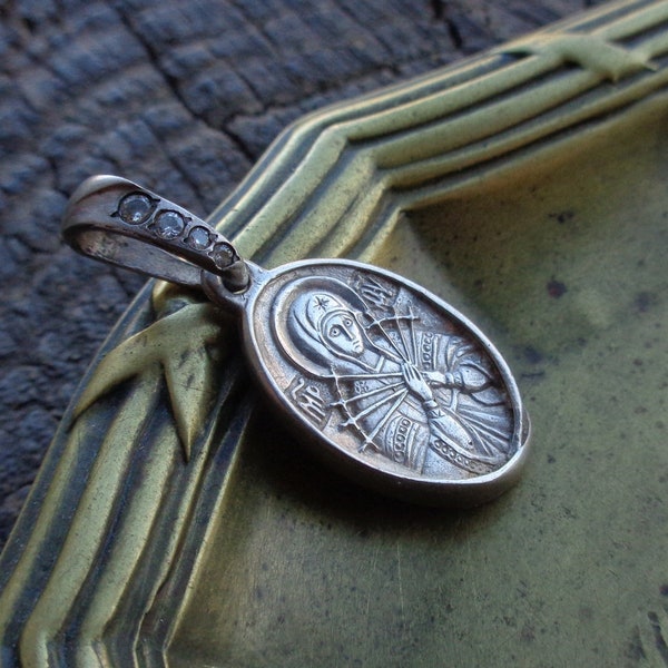 Bellissimo vintage ortodosso argento / zirconia cubica pendente Madre di Dio "Sette Frecce" Parole di preghiera Gioielli religiosi