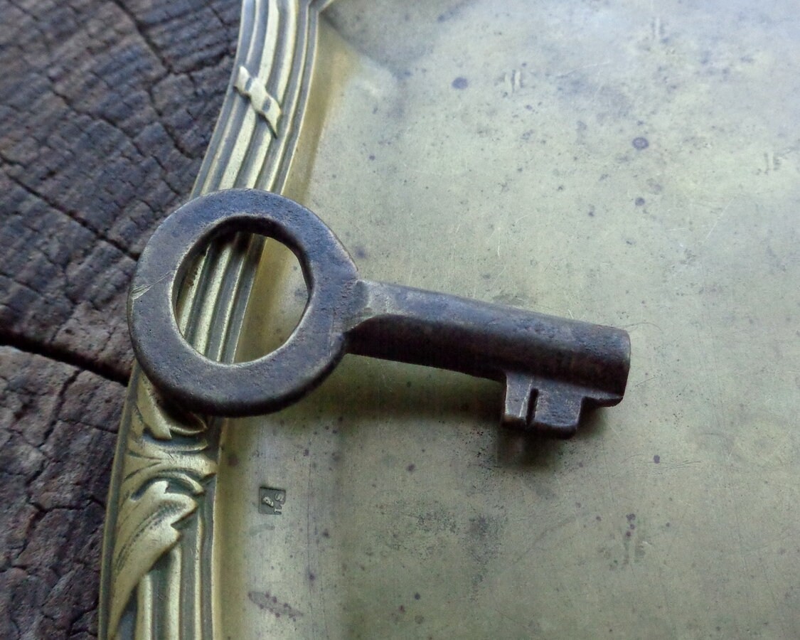Clé De Bague Médiévale En Bronze Blanc - Grande Taille Avec Belle Patine - Très Rare - Occasion