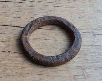 Anneau en fer rouillé antique des années 1930, trouvé au détecteur de métaux. Anneau de forgeron primitif, objet de récupération industriel vintage, patine d'origine.