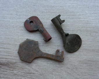 Set of 3 Vintage Handmade Brass/Copper/Bronze Key Metal Detector Finds Steampunk Craft projects Mixed media collage Altered art -Vk7-