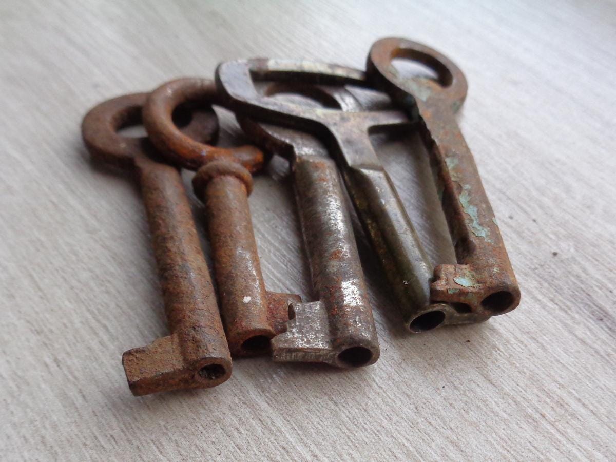 Set of 5 Antique Rusty Metal Skeleton Keys Original Rusty patina Fragments of History