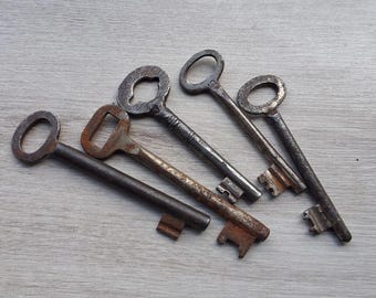 Set of 5 Vintage metal skeleton keys Steampunk Craft projects Furniture supply Housewares