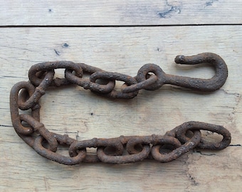 Chaîne en fer robuste vintage avec crochet, chaîne de remorquage rouillée pour bûcheronnage, objet de récupération industrielle rustique du milieu du siècle, trouvaille au détecteur de métaux