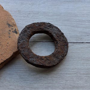 Antico anello in ferro arrugginito, decorazione per casa/fattoria/fienile, patina originale.