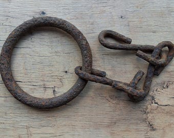 Anneau ancien en fer rouillé de grande taille avec chaîne à 3 maillons, style primitif vintage, cerceau de forgeron, accessoire d'artisanat gothique steampunk, trouvaille pour détecteur de métaux