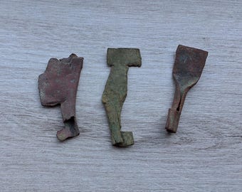 Ensemble de 3 clés en bronze vintage, faites à la main, trouvées pour détecteur de métaux, style Absolutely Primitive. Idéal pour des projets d'artisanat steampunk, des collages et des œuvres d'art transformées.