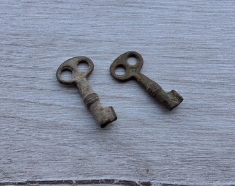 Paire de clés en bronze antique du XIXe siècle. Patine d'origine. Objets rares et authentiques. Fragments uniques d'histoire.