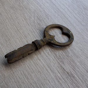 Chiave antica in bronzo del XIX secolo Patina originale