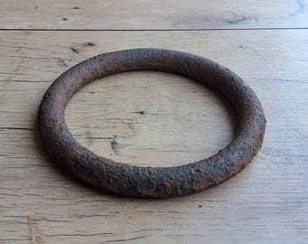Grand anneau vintage en fer rouillé, style antique, trouvé avec un détecteur de métaux. Anneau de forgeron primitif.
