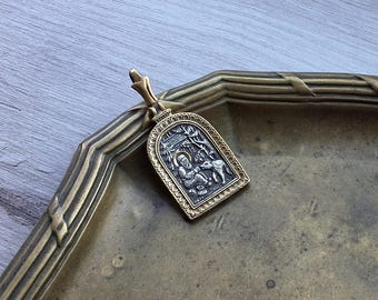 Magnifique pendentif orthodoxe en argent sterling représentant l'icône de saint Séraphim Sarovsky, avec des paroles de prière et des séraphins. Bijou religieux chrétien.