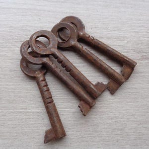 Set of 5 Antique Rusty Metal Skeleton Keys Original Rusty patina Fragments of History