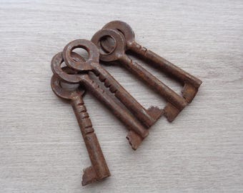 Set of 5 Antique Rusty Metal Skeleton Keys Original Rusty patina Fragments of History