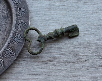 Clé en bronze antique du XIXe siècle. Patine verte d'origine.