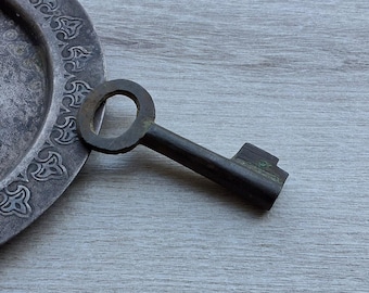 Clé en bronze antique du XIXe siècle. Patine verte d'origine.