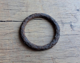 Anneau en fer rouillé antique des années 1930, trouvé au détecteur de métaux. Anneau de forgeron primitif, objet de récupération industriel vintage, patine d'origine.