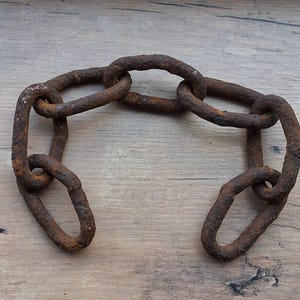 Cadena de hierro oxidada antigua/vintage. Decoración para el hogar/casa de campo/granero. Pátina original. Auténtico artefacto. Hallazgo arqueológico.