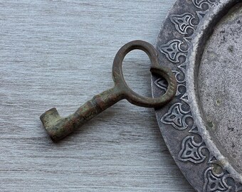Clé en bronze antique du XIXe siècle. Patine verte d'origine.